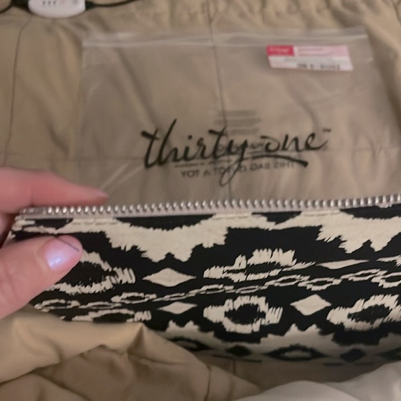 NIP! Thirty-One Black & Cream  Zip Flap IKAT Bazaar Compatible w/Studio bag. - Picture 4 of 4
